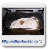 Eier, Schmalz und Brotbackgewürz zur Backmischung geben